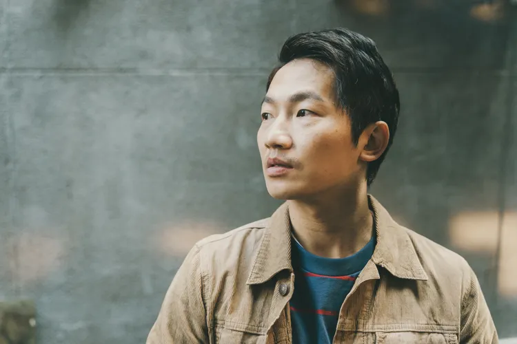 劇中面對好兄弟張耀仁被通緝，蔡昌憲憂心忡忡。公視台語台提供