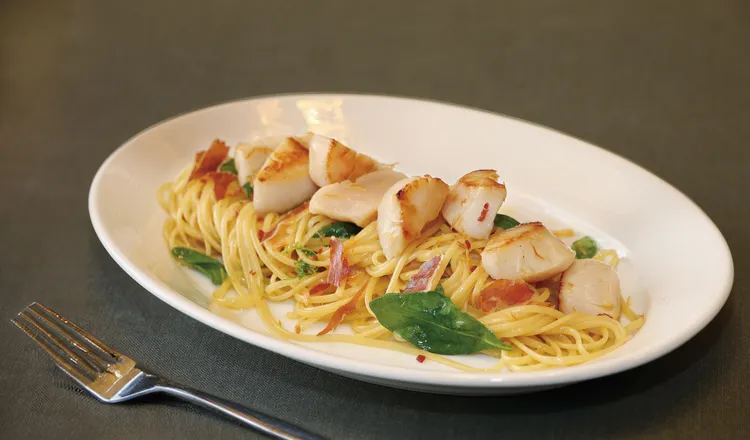 同桌同時加點以生食級 2L 大干貝與加拿大風乾火腿之六人份義大利麵，每人也僅需加價200元。業者提供