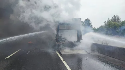貨車半路冒大火!一家四口倉皇逃生 2男童燒燙燒送醫