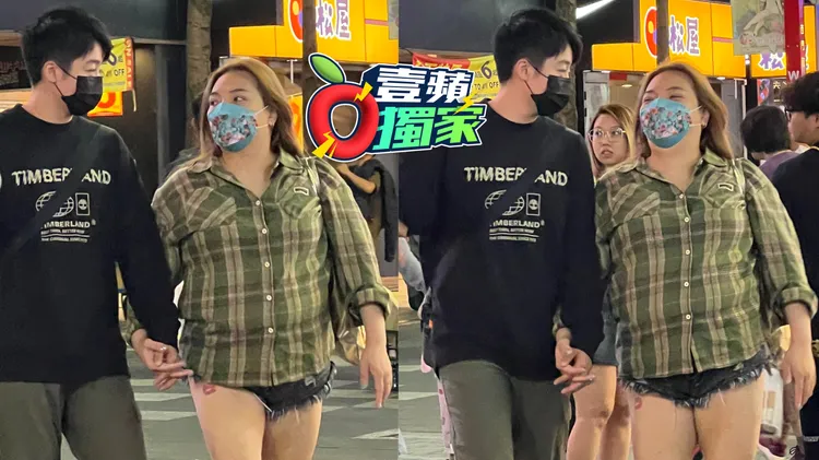 小甜甜（右）和新歡日前在西門町十指緊扣逛街。資料照片