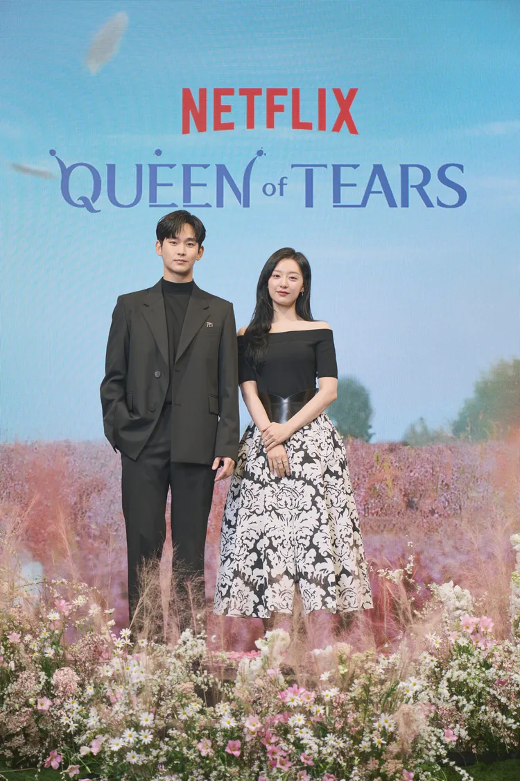 金秀賢（左）誇金智媛是「照料女王」。Netflix提供