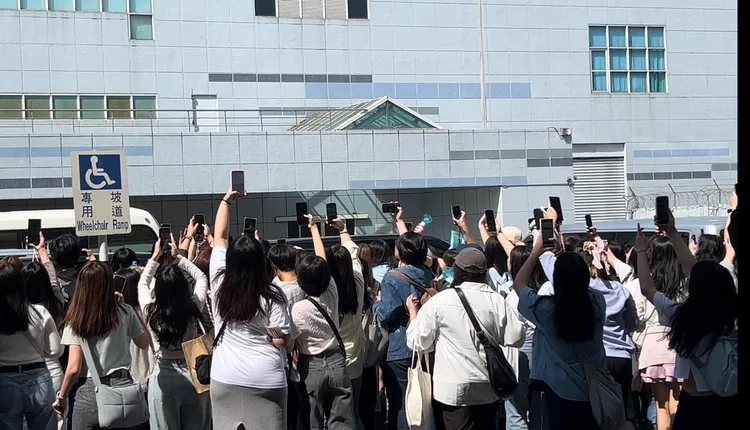 大批粉絲圍在保母車拍KEY。陳薇安攝
