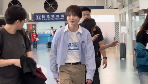 直擊|SHINee KEY空降高雄!曬透肌親切揮手 300粉擠爆小港