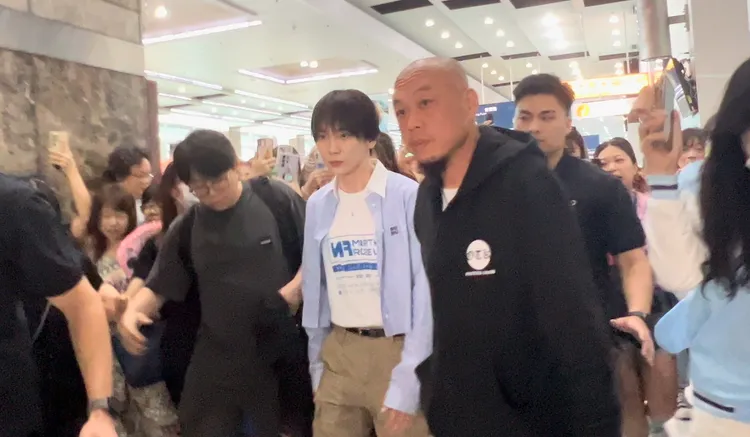 KEY在4名保鑣和20名工作人員的人牆下，走上保母車。陳薇安攝