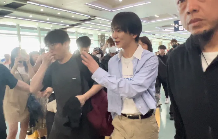 KEY向粉絲揮手打招呼。陳薇安攝