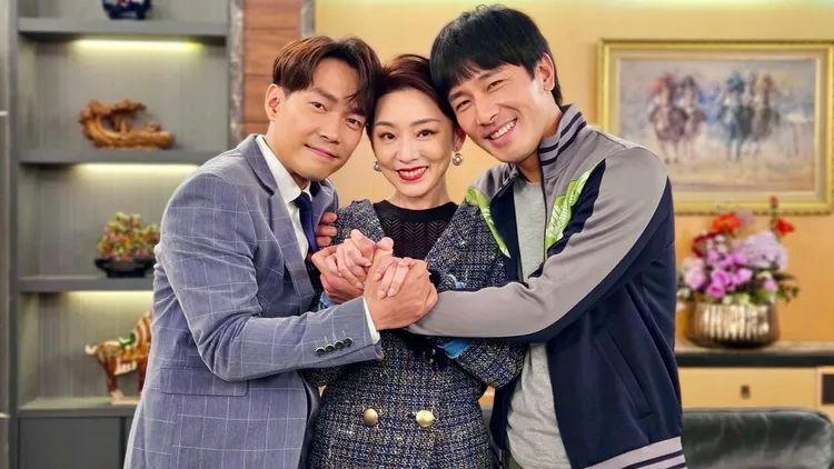 賴芊合（中）開心《愛的榮耀》有兩位帥兒子許仁杰（左）、傅子純。民視提供