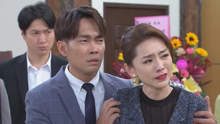 賴芊合（右）痛心，左為許仁杰。民視提供