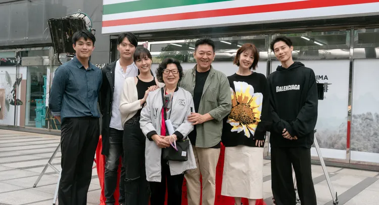 大愛劇《血拾人生》開鏡儀式，安俊朋（左起）、張睿家、魏蔓、王滿嬌、庹宗華、黃薇渟、宋偉恩出席。大愛提供