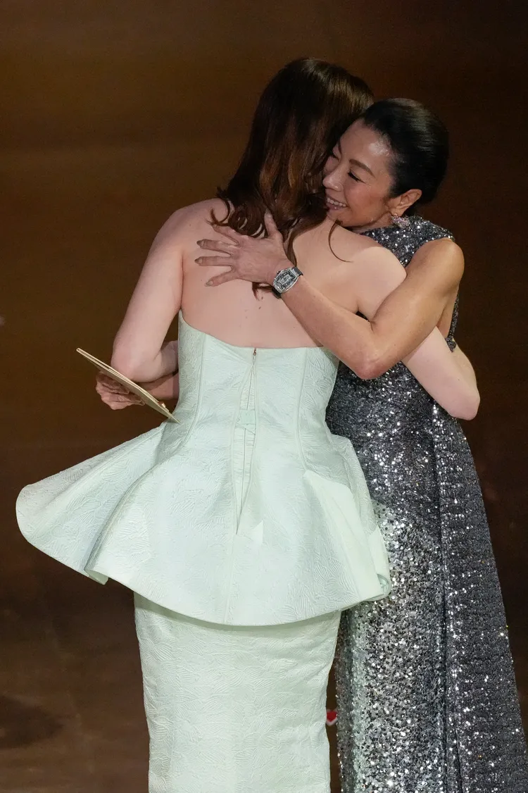 艾瑪史東上台領獎，和去年影后楊紫瓊擁抱。美聯社