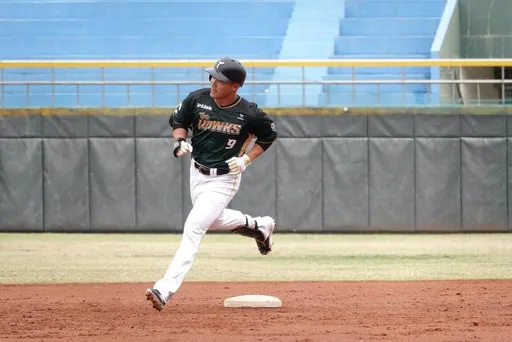 王柏融棒打前東家樂天桃猿!擊出返台之後首轟