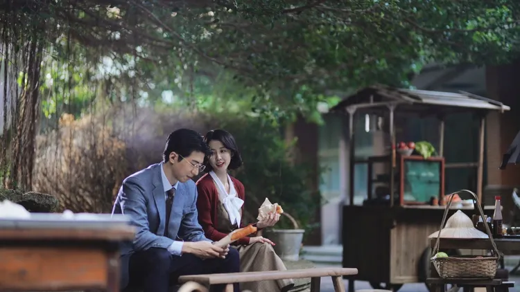 傅孟柏（左）跟邵雨薇飾演人人稱羨的夫妻檔。民視提供