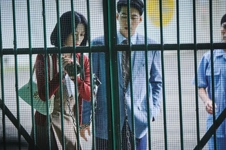 邵雨薇（左）用石頭敲倉庫門，現場意外被收錄在劇情當中。民視提供