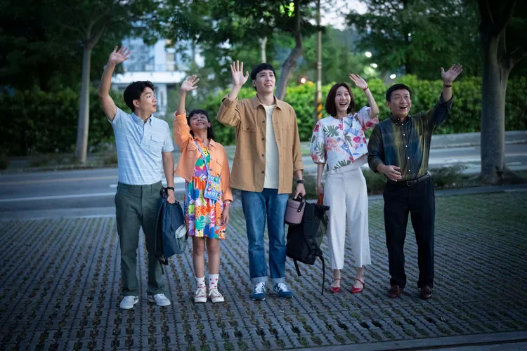 胡智強（左起）和郭子乾（右起）、曾莞婷、余晉、陳昭妃飾演「省錢家族」。瀚草文創提供