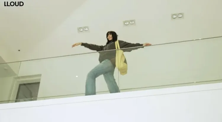 Lisa在二樓介紹自家豪宅。翻攝LLOUD的YT