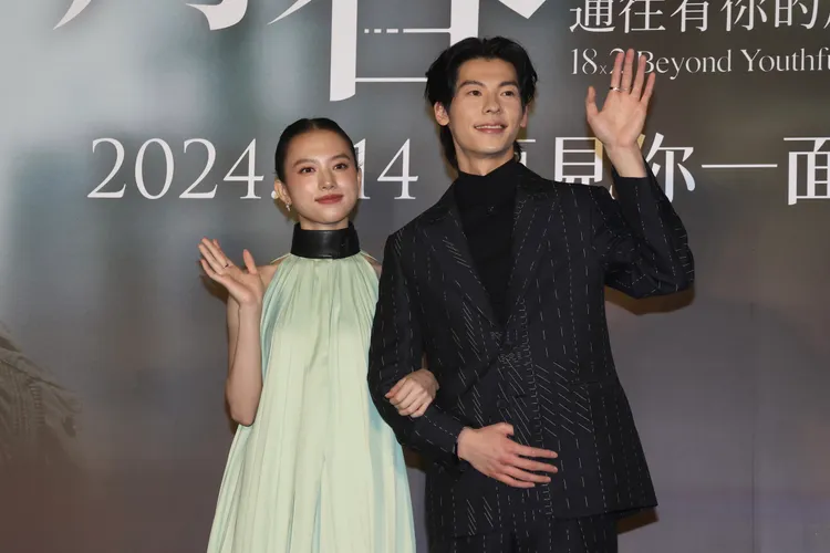 清原果耶（左）和許光漢粉絲擠爆信義區。彭欣偉攝