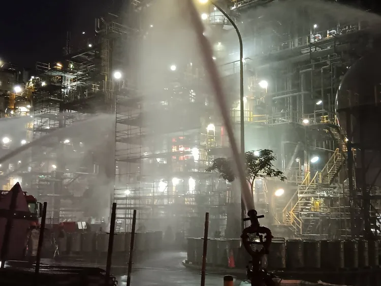 中油林園廠發生管線脫落，造成乙烯外洩燃燒。讀者提供