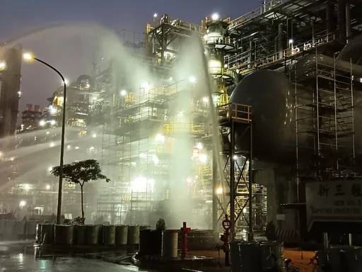 中油高雄林園廠燃燒塔乙烯外洩冒火 立委痛批太老舊!中油道歉了