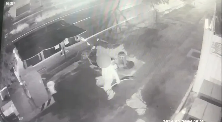 竊賊偷竊電纜線。竹北警分局提供