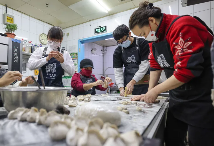 北京「木馬童話黑暗餐廳」廚房，右一為創辦人于爽。新華社