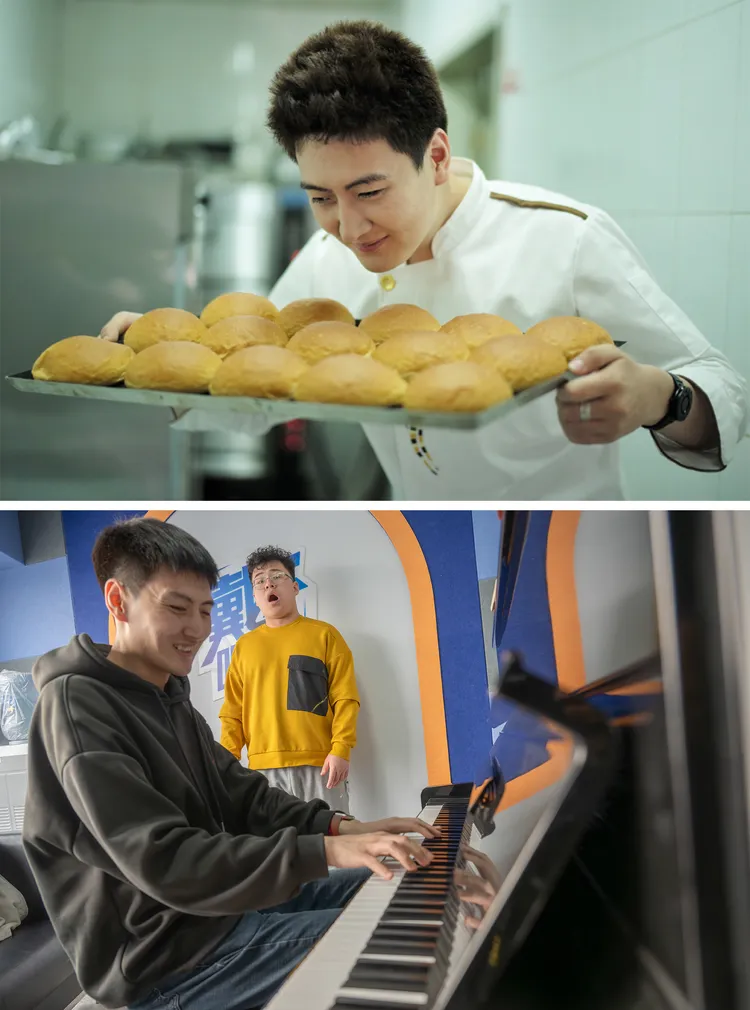 周昊雨曾在餐廳工作8年（上圖），現為藝考機構老師，他正為學生伴奏。新華社