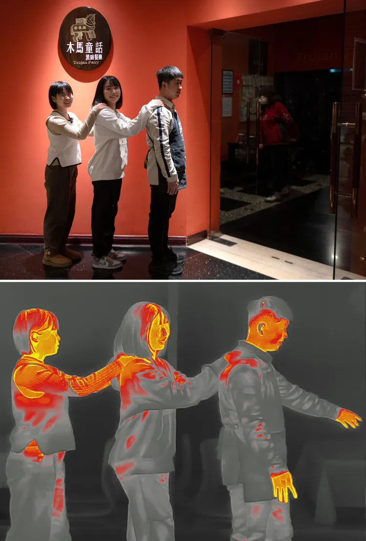 顧客在視障人的帶領下進入全黑餐廳。新華社