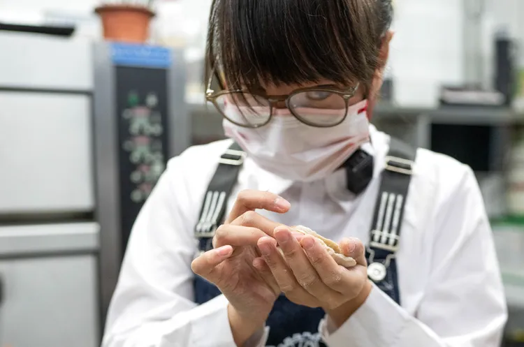 在餐廳工作的視障者。新華社