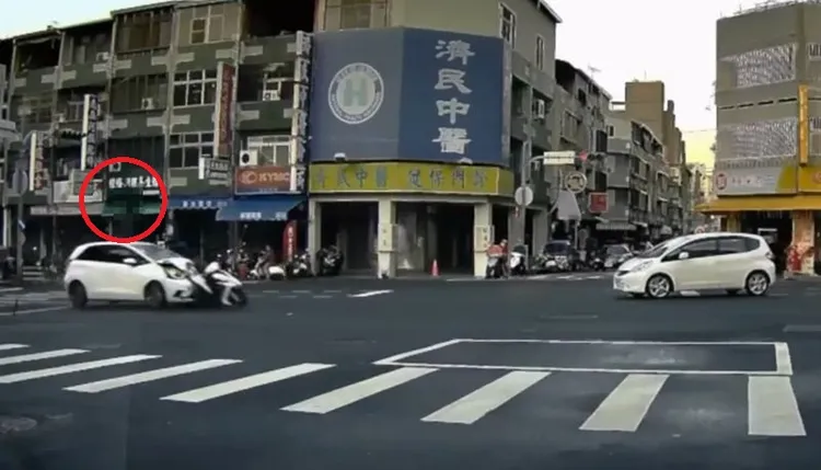 陳男停等紅燈遭休旅車撞飛，機車卡在車頭一路拖行到路口另一端。翻攝「八卦村」