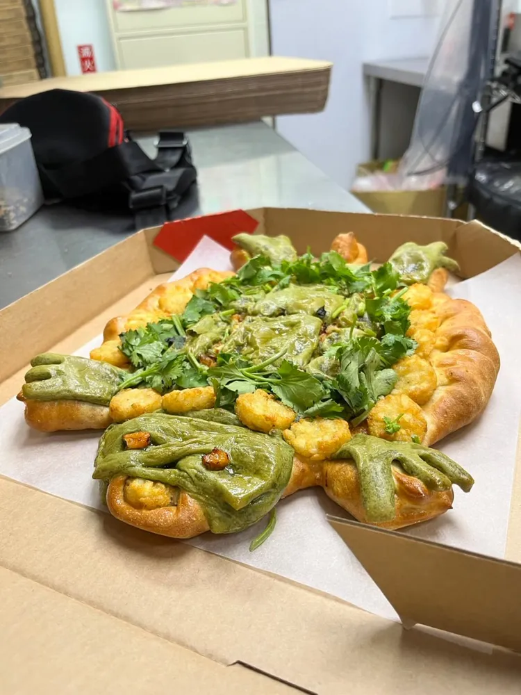 必勝客推出「芝心雙粿草仔龜比薩」實品照令人崩潰。翻攝自批踢踢