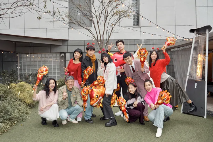 王明台（前排左二）加入新公司。Asa’s agency提供