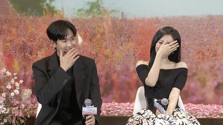 金秀賢（左）發出哈哈哈的爽朗笑聲，金智媛忍不住摀臉大笑。Netflix提供