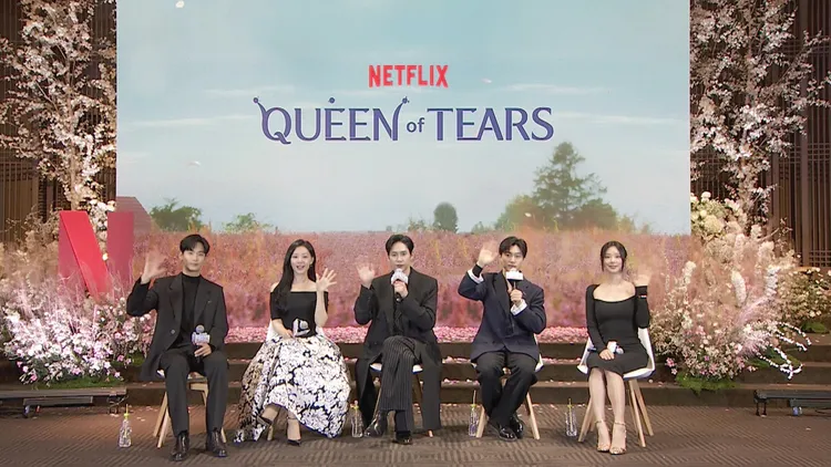 金秀賢（左起）、金智媛、朴成焄、郭東延、李主儐日前接受台灣媒體越洋訪問。Netflix提供