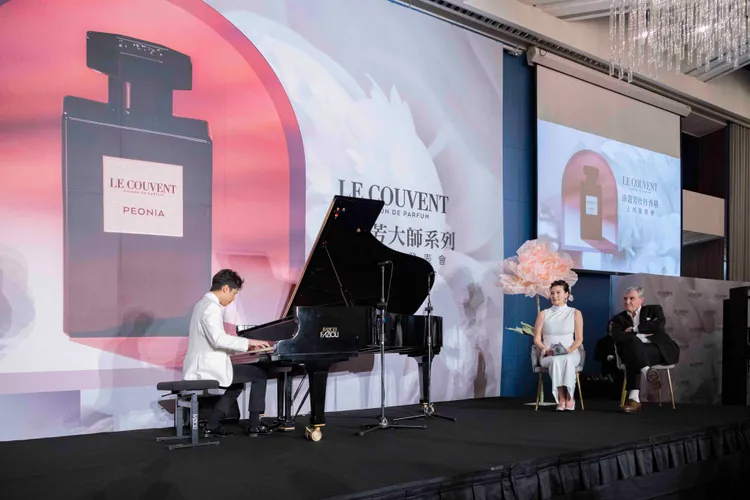 林易（左起）的演奏讓主持人李培禎、調香大師Jean-Claude Ellena如癡如醉。LE COUVENT提供