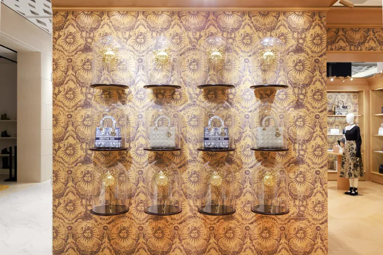 期間限定店中主要展售Lady Dior系列包款。品牌提供