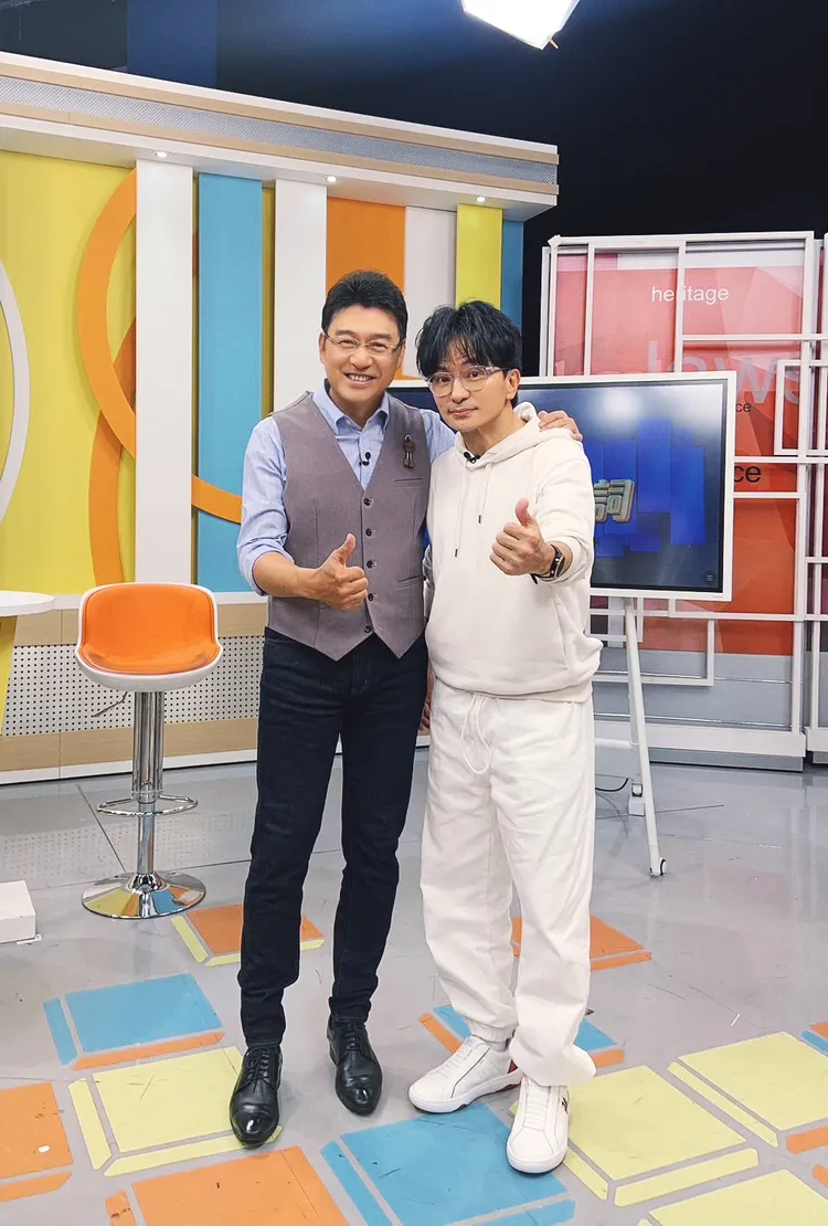 唐從聖上謝震武主持的《震震有詞》。和展影視提供