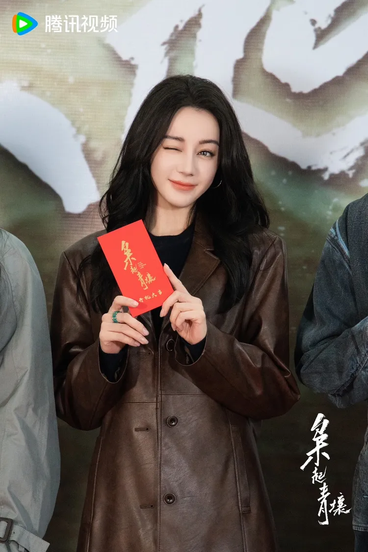 迪麗熱巴開鏡時俏皮模樣。翻攝《梟起青壤》微博