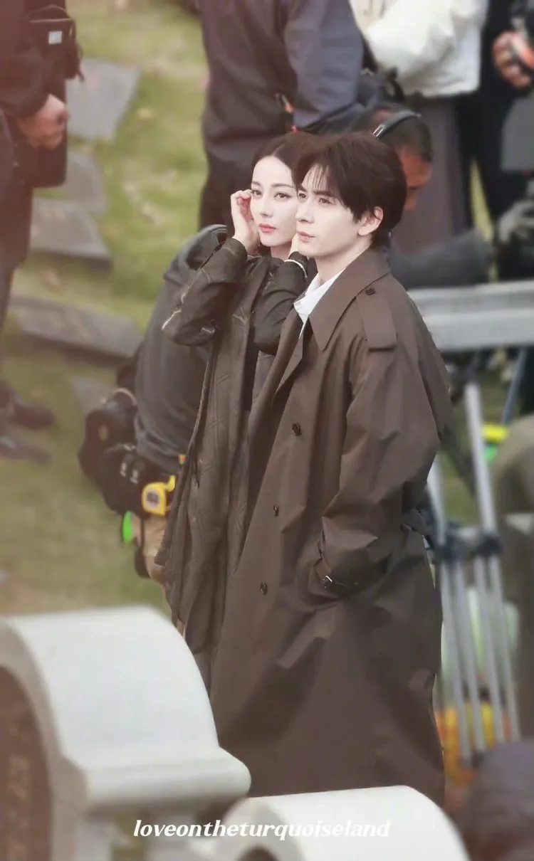 迪麗熱巴（左）和陳星旭不停被偷拍。翻攝星探長微博