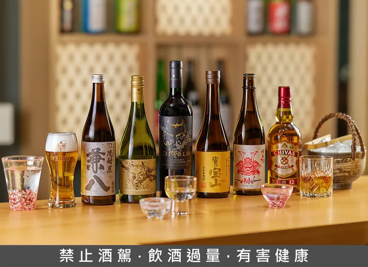 HAYASE日本料理「迎春親睦會」可搭配無限暢飲享受包含日本清酒、果實酒、生啤酒、燒酒、威士忌及無酒精飲料等優惠餐價4000元起，4人同行還享有免服務費優惠。業者提供