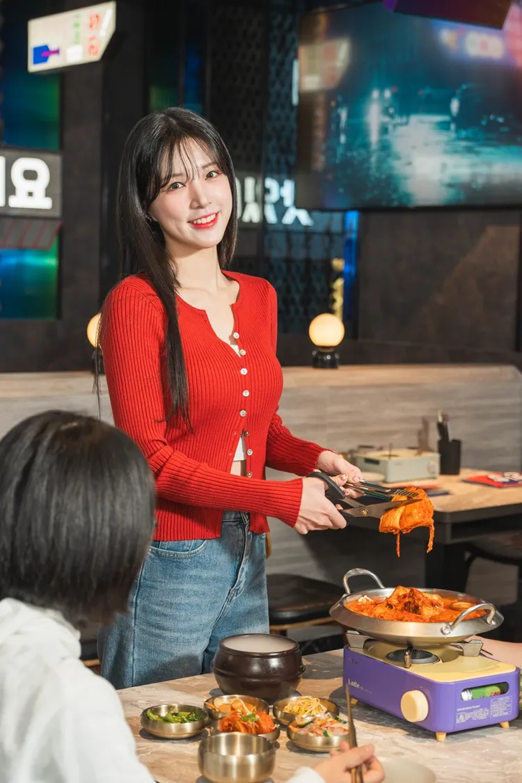 釜山女神李晧禎在桌邊替粉絲的「初瓦嘿唷泡菜鍋」剪泡菜。業者提供