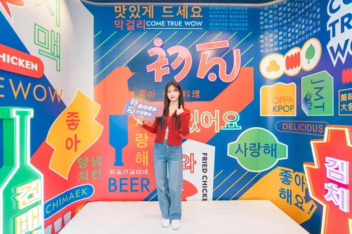 「初瓦」一日店長李晧禎桌邊剪泡菜　出示活動圖這2間套餐88折