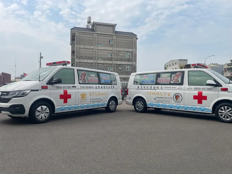 童綜合醫院派出2台救護車在進香隊伍前後隨行。童醫院提供