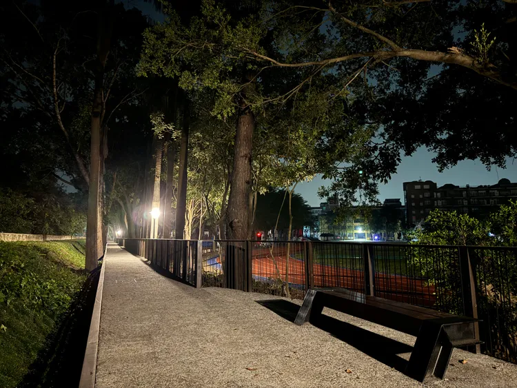 夜間明亮景色優美，成了附近居民散步好去處。都發局提供
