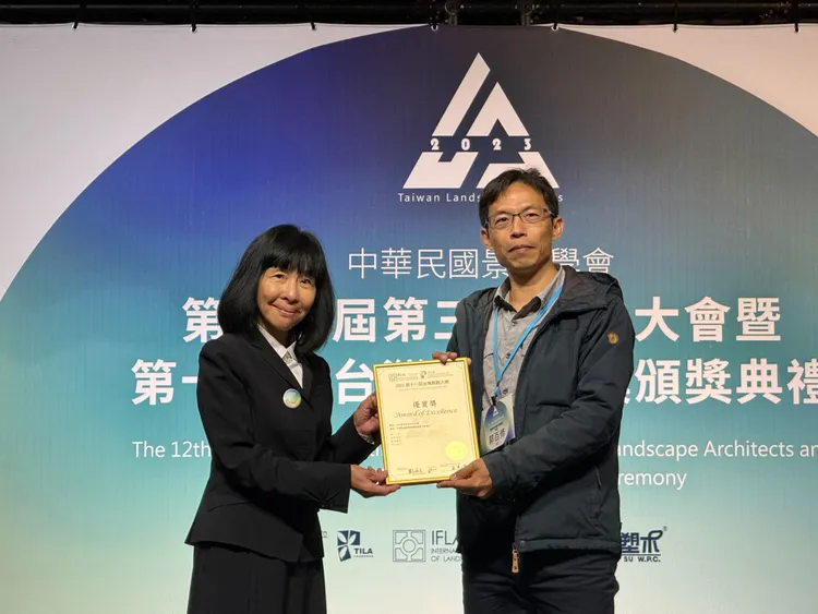 都發局地景規劃工程科長郭百修代表領獎。都發局提供