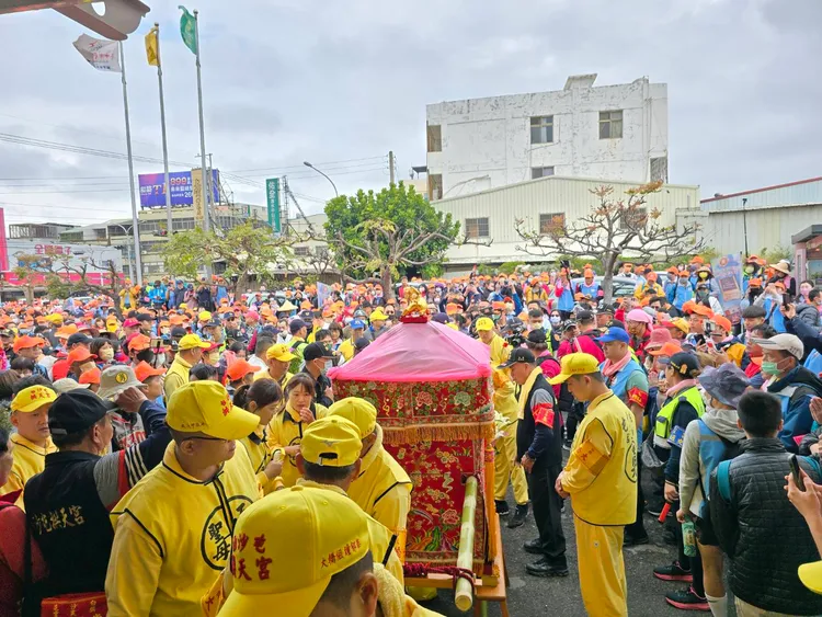 神轎所到之處萬人空巷。讀者提供