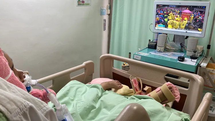 陳家姊姊19日在病房觀看白沙屯媽遶境畫面。院方提供