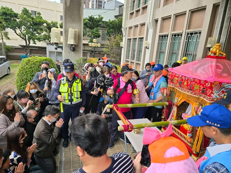 白沙屯媽19日中午停駕於台中沙鹿鹿寮商圈。讀者提供