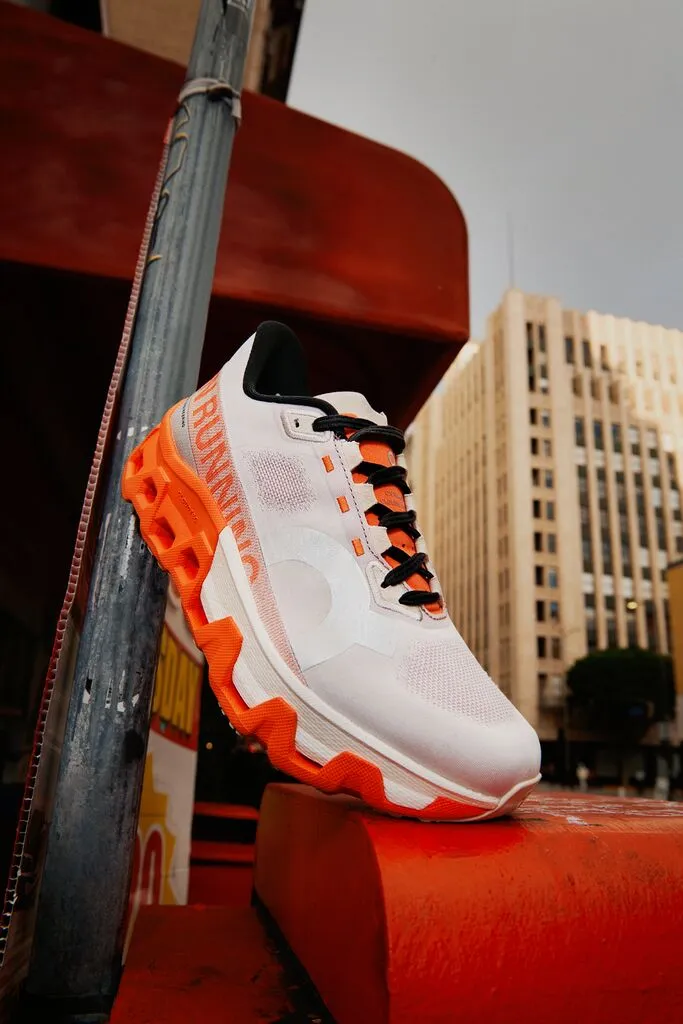 Cloudmonster Hyper從中底、大底到鞋面都有革新設計。品牌提供