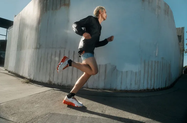 Cloudmonster Hyper無碳板設計能降低跑者腿部負擔。品牌提供