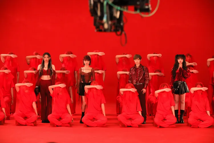 女團「BOOM！怪物星人」在MV中又唱又跳。相映音樂提供