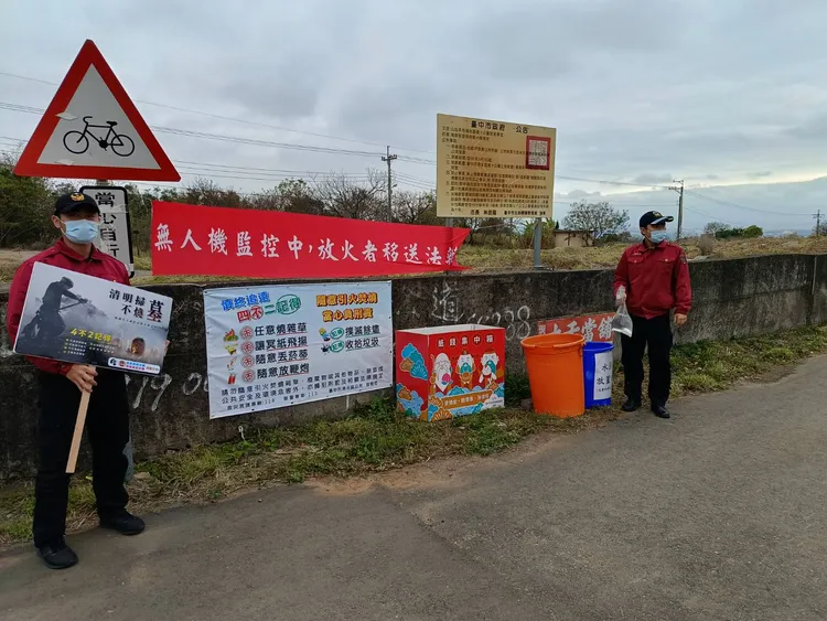 消防局在墓區主要道路也會派駐消防水車，提供小水袋讓民眾撲滅餘燼備用防災。市府提供