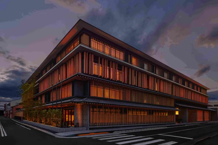 「京都」伏見十石舟・三十石船穿梭於垂柳與盛放的櫻花隧道間，旅人可預定和服租借體驗之旅，完美融入賞櫻遊船之旅。booking.com提供